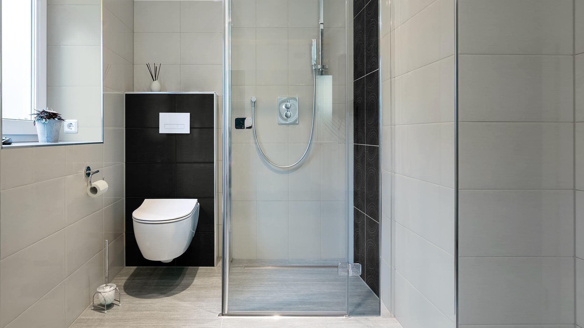 baño con azulejos pintados en blanco y negro