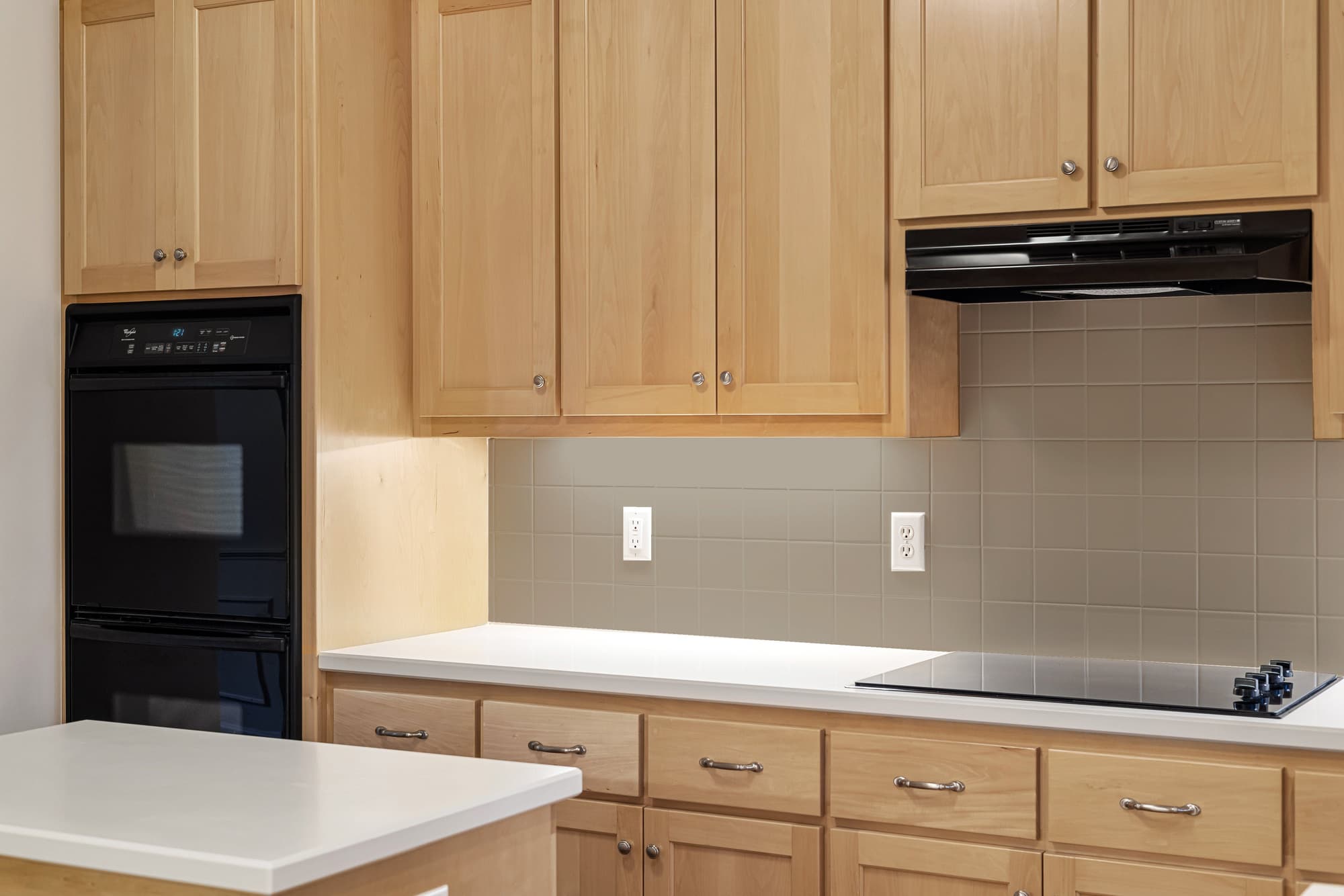 cocina con madera y azulejos pintados