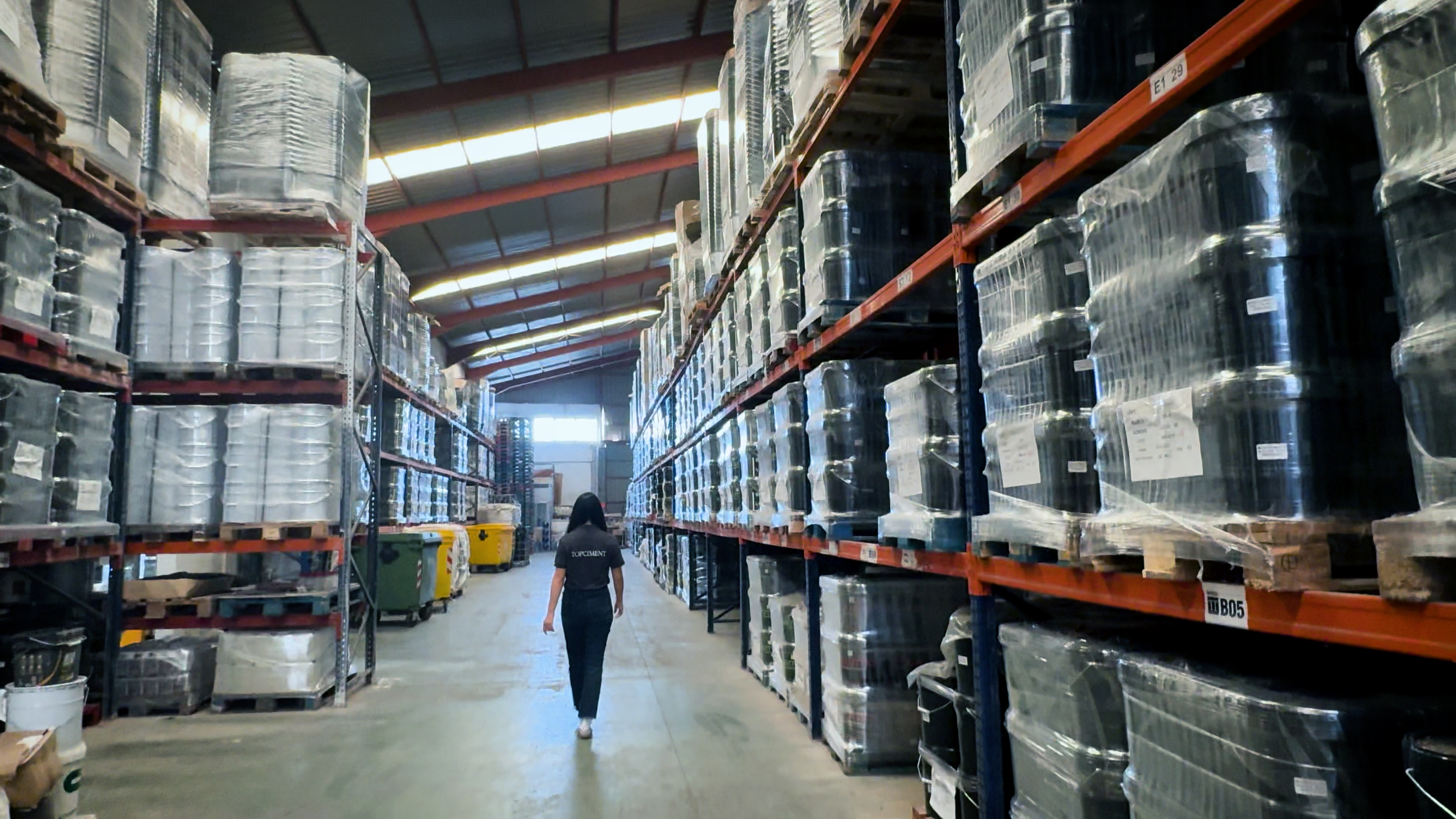 Eine Mitarbeiterin von Topciment® führt die Bestandsaufnahme im Lager der Mikrozement-Fabrik in La Pobla de Vallbona (Valencia) durch.