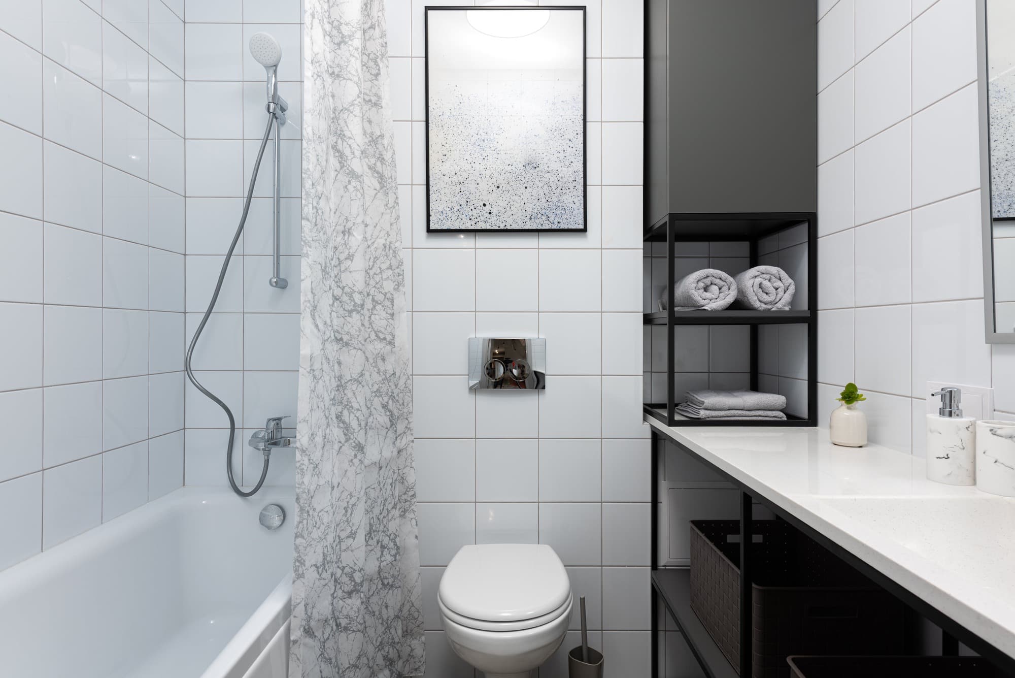 salle de bain avec des carreaux peints en couleurs froides