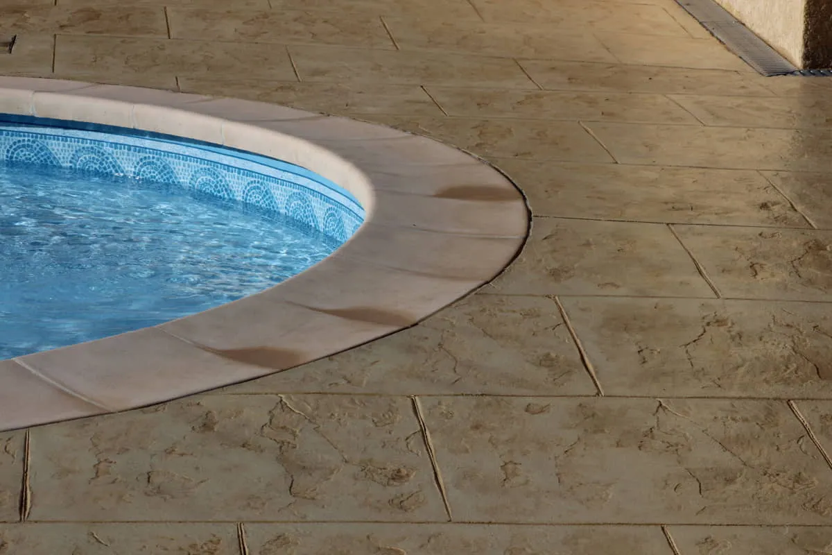 Alrededor de piscina con molde de hormigón forma de losa Alrededor de piscina con molde de hormigón forma de losa