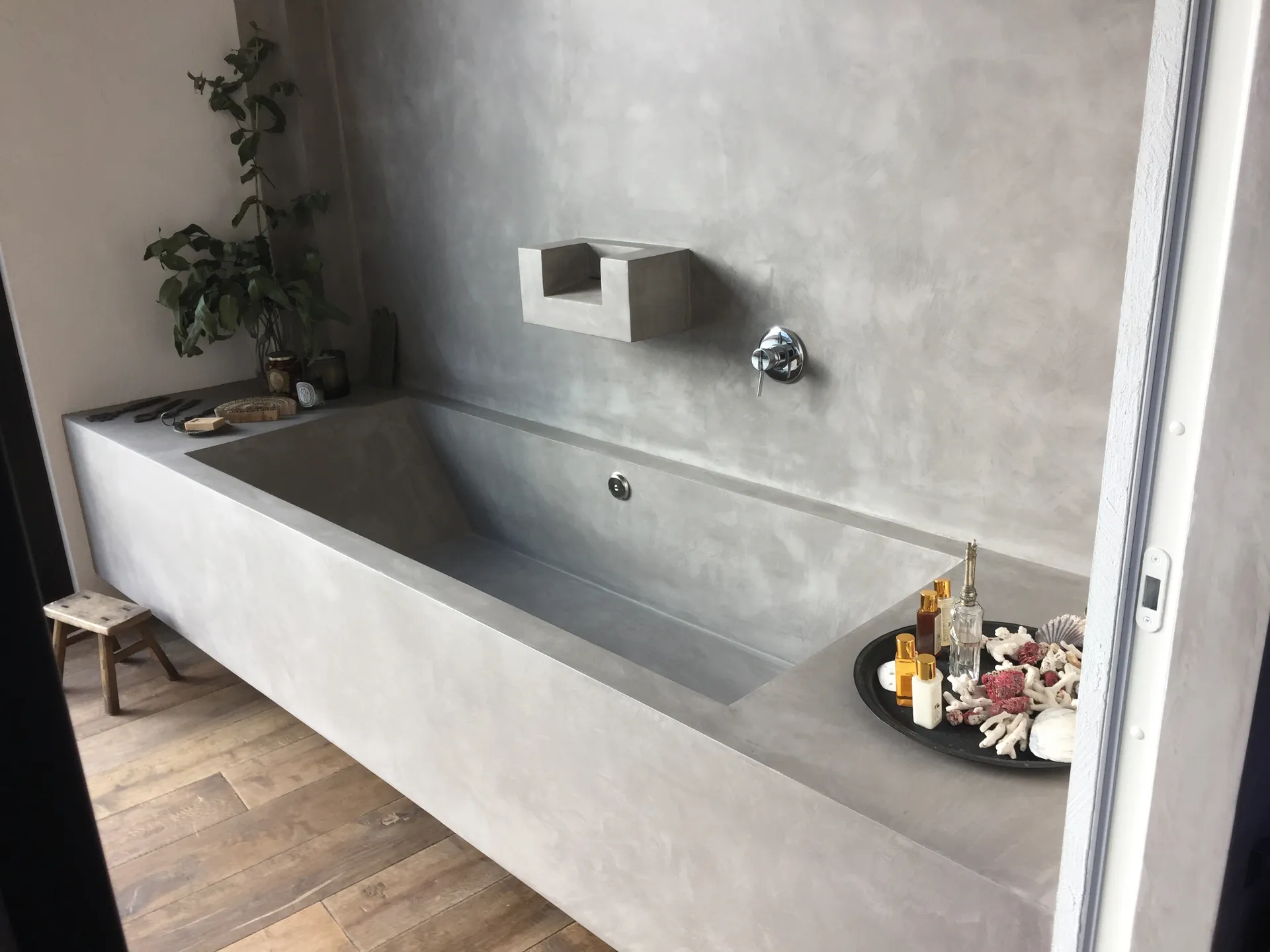Grey microcement bathtub Grey microcement bathtub