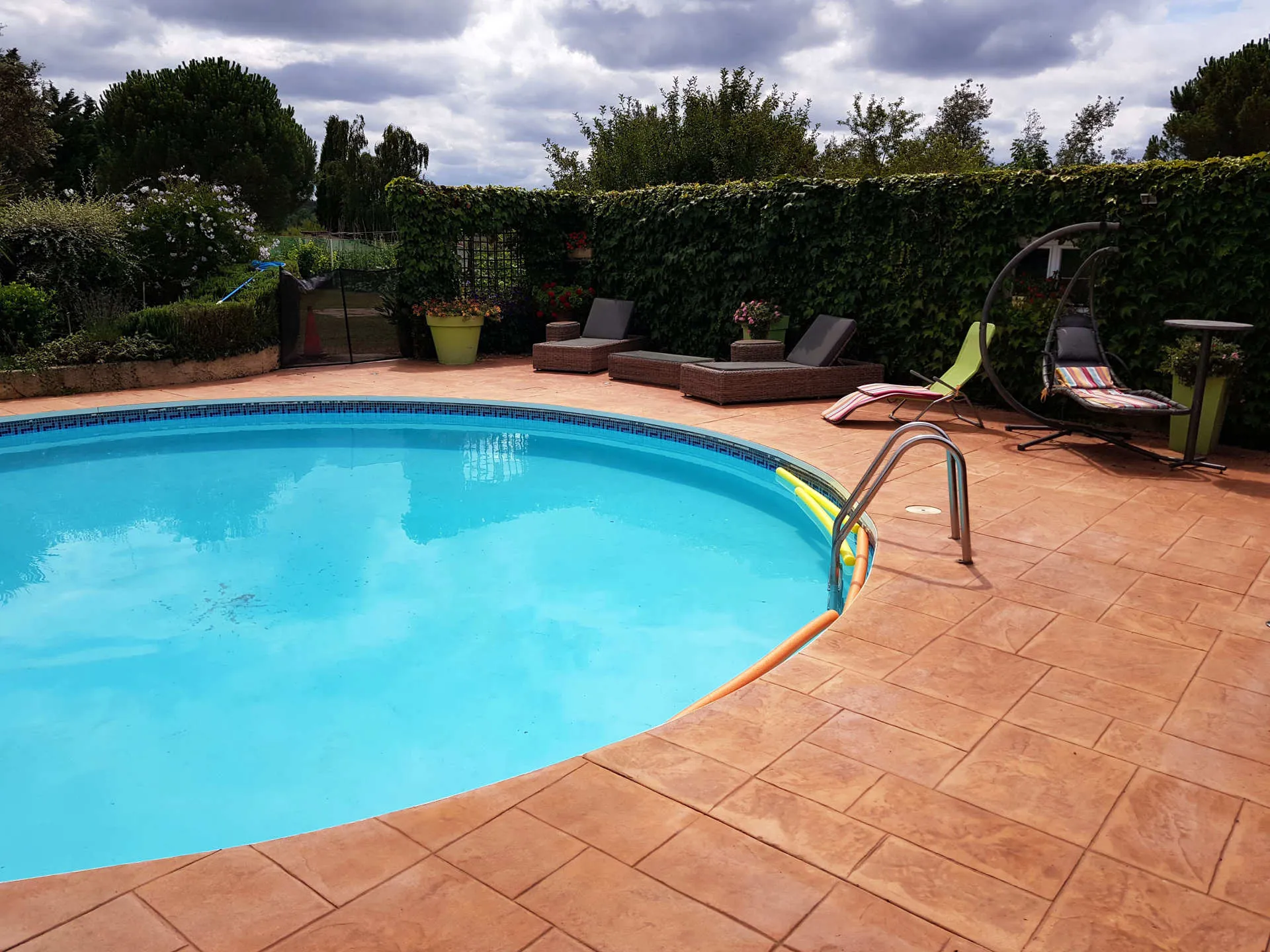piscina circular con hormigón impreso alrededor piscina circular con hormigón impreso alrededor
