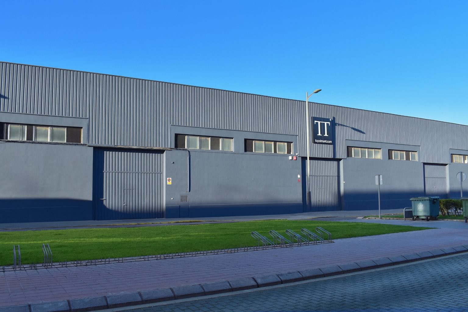 Fassade der Mikrozement-Fabrik Topciment® in Manises (Valencia), Außenansicht.