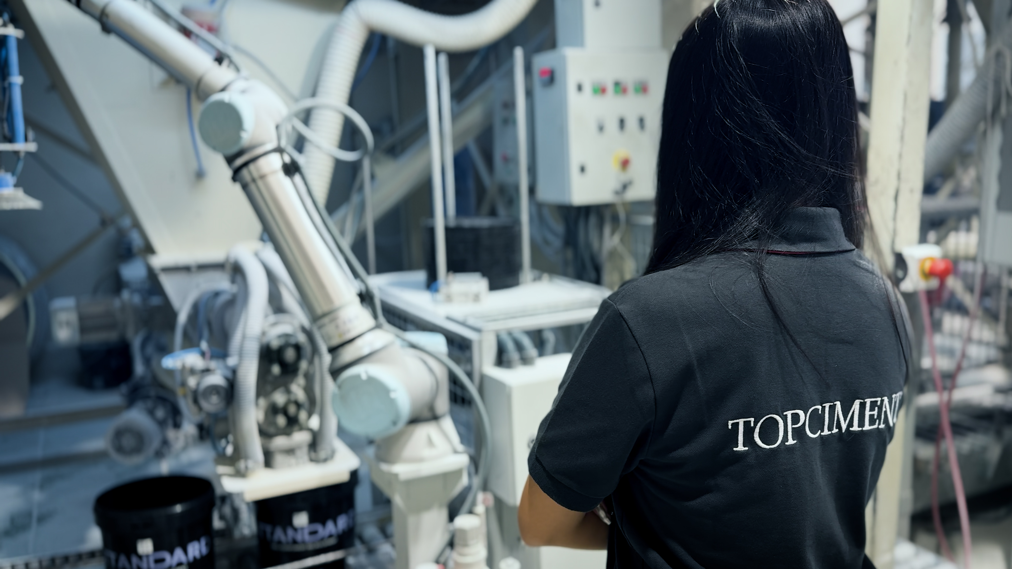 Eine Mitarbeiterin von Topciment® überwacht die Herstellung des Mikrozements Sttandard in der Mikrozement-Fabrik in Manises (Valencia).