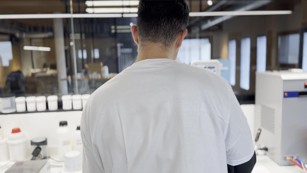 Químico en el laboratorio de Topciment® haciendo ensayos para el proyecto sostenible y pionero ZENEX 