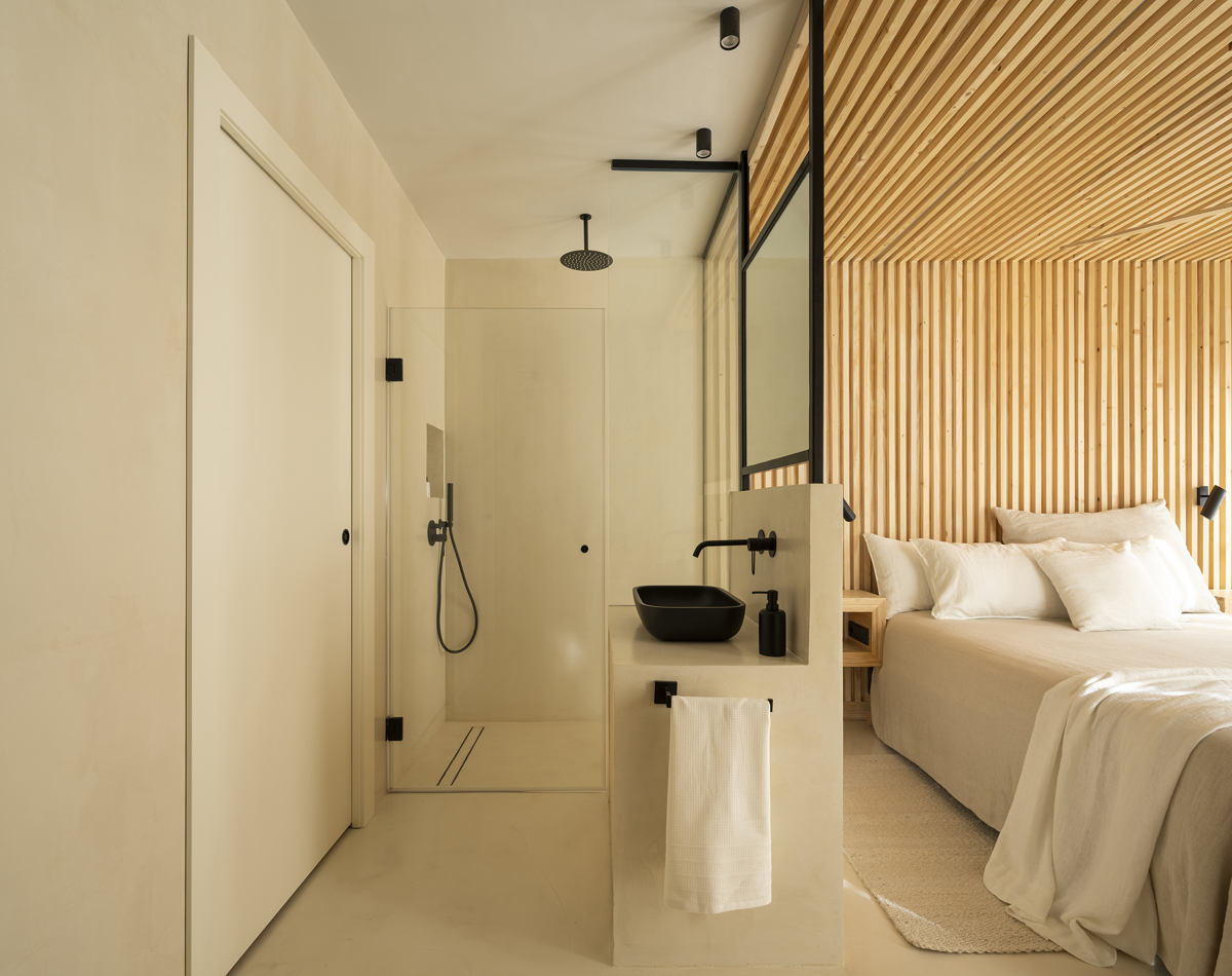 プロジェクトハラのグラナダで、バスルームが統合された部屋のマイクロセメント。