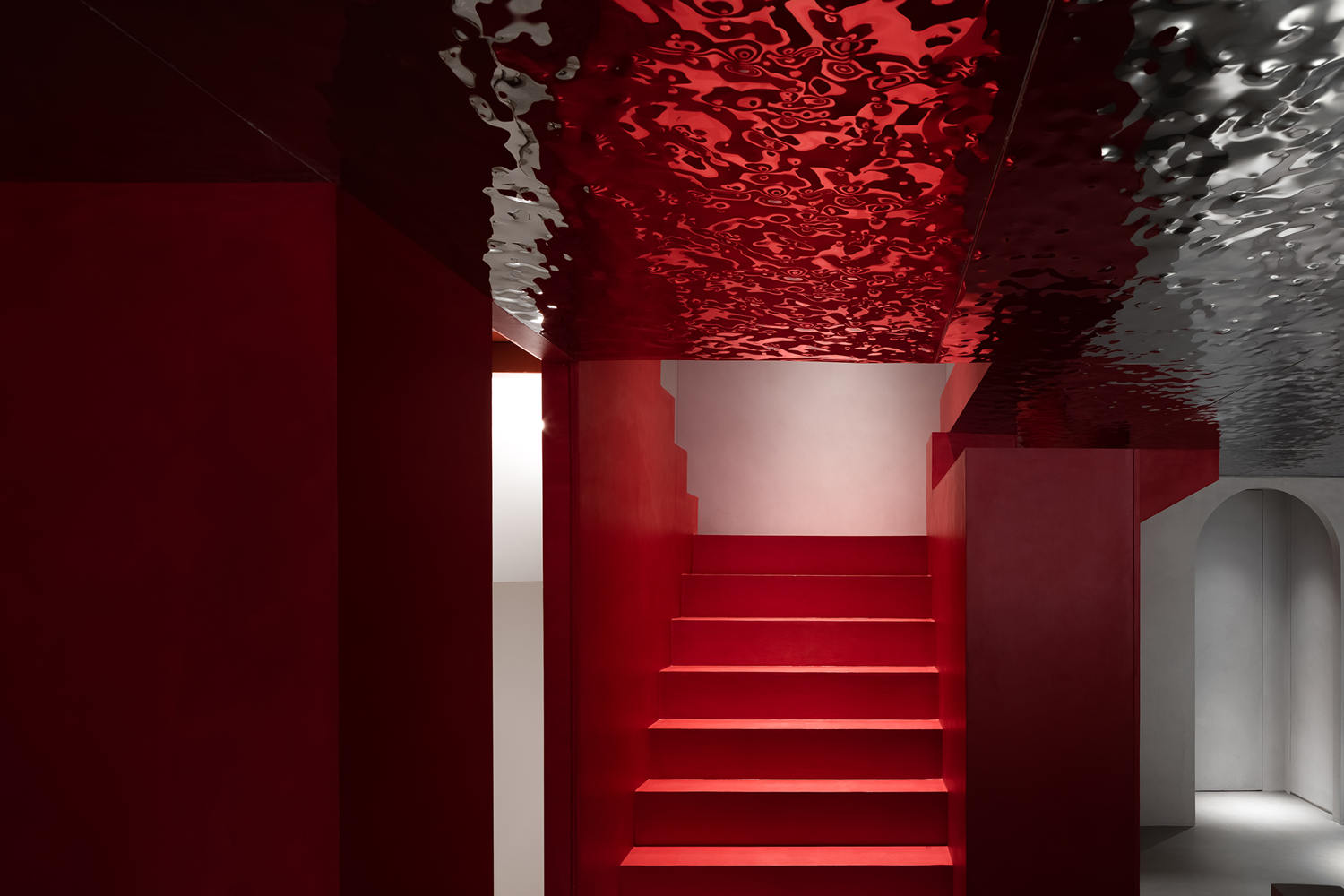 красная микроцементная лестница в музее