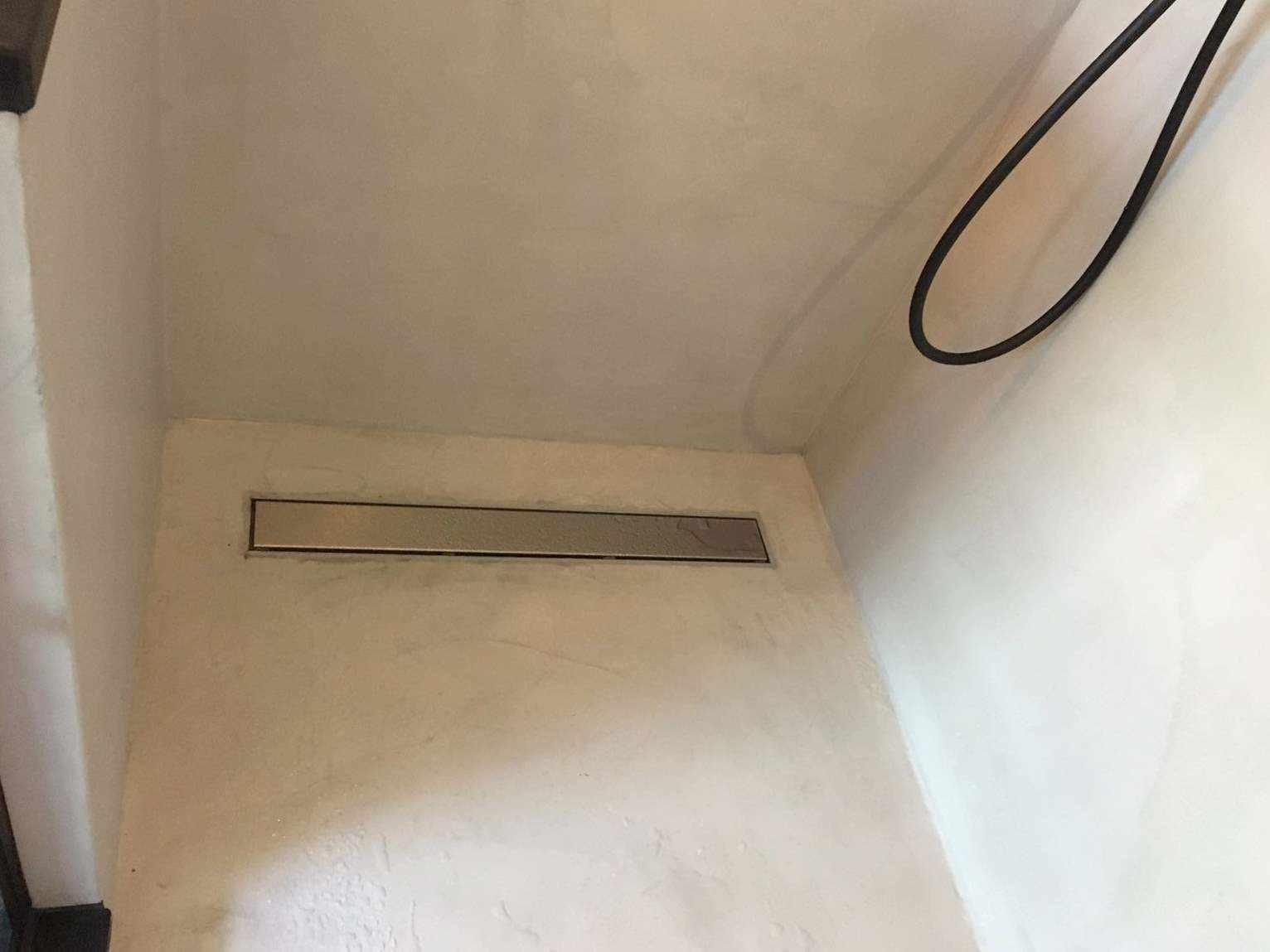 Mikrocement na podlahe a stene sprchy v Holandsku.