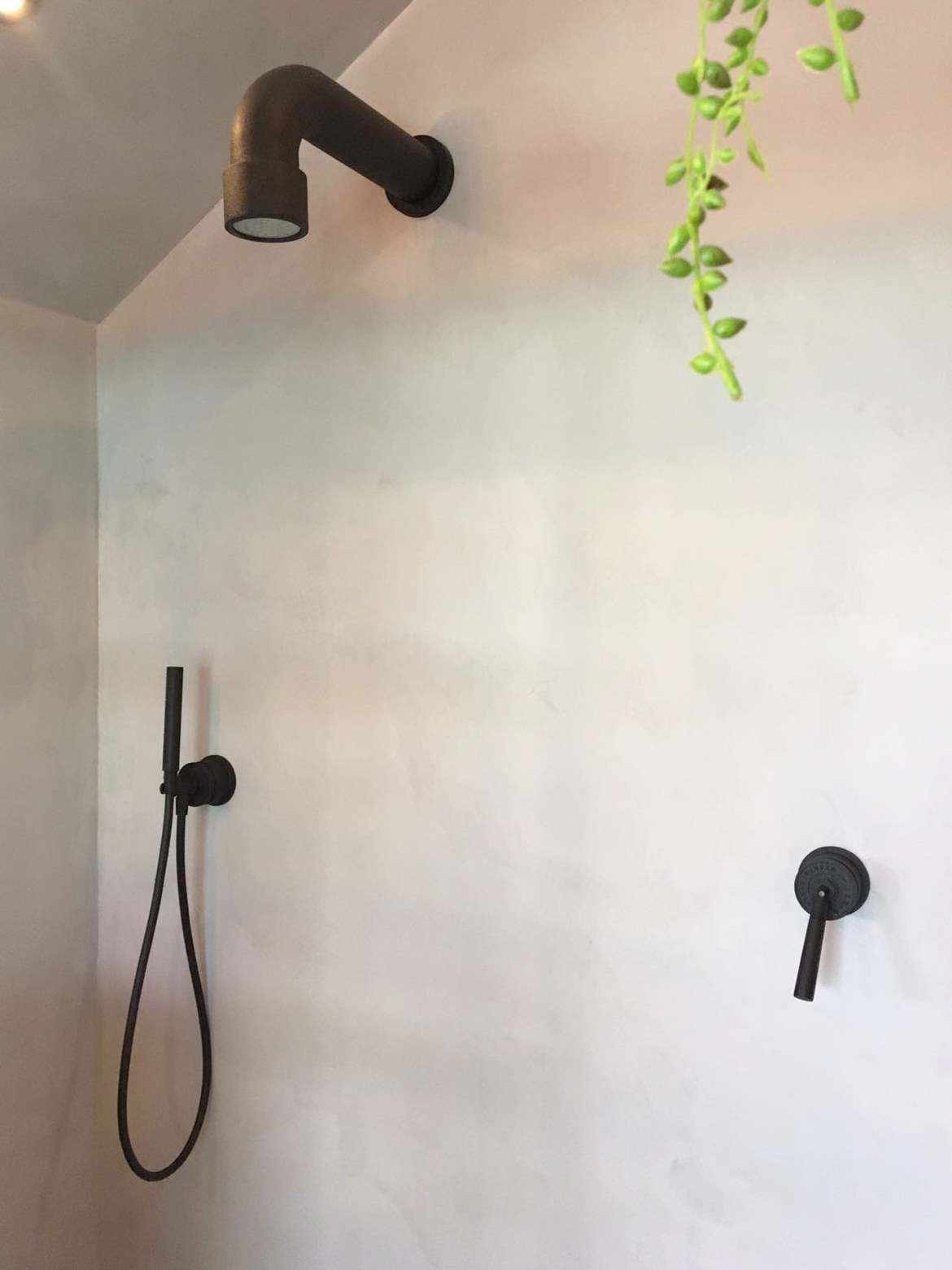 Mikrocement na stene sprchy v Holandsku.