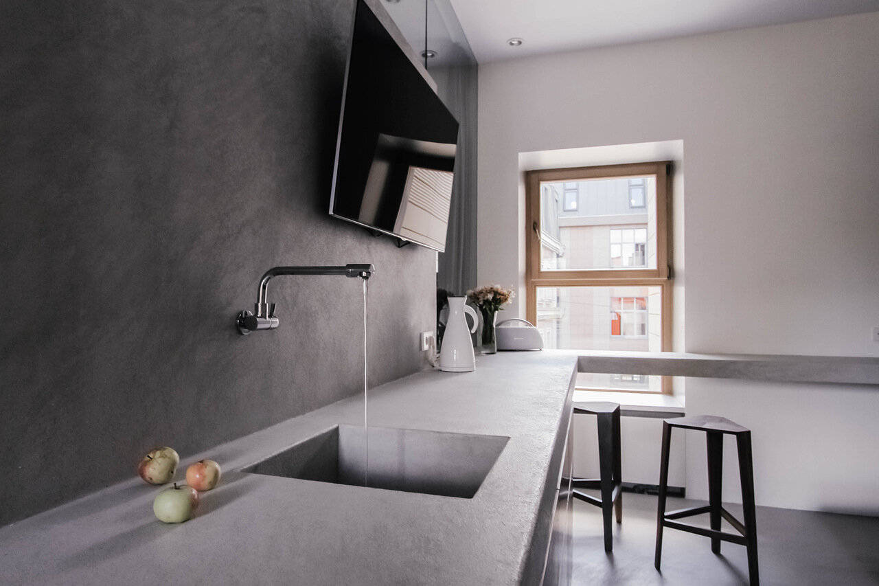 kuchyňa s mikrocementom na stene, podlahe a pracovnej doske