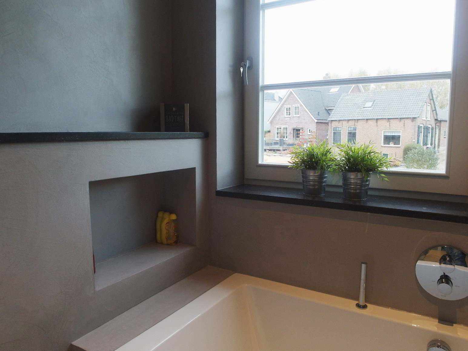 Mikrocement na steni, tleh in pohištvu kopalnice na Nizozemskem v projektu Decas.